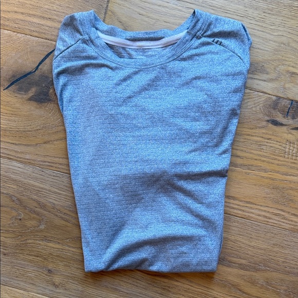 lululemon athletica Heathered Gray Short Sleeve Tee - Picture 2 of 3
